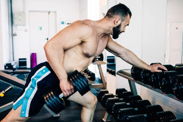 Muskularny facet w siłowni — Zdjęcie stockowe