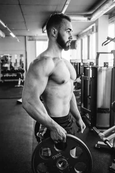 Muscular guy in the gym — Stock Photo, Image