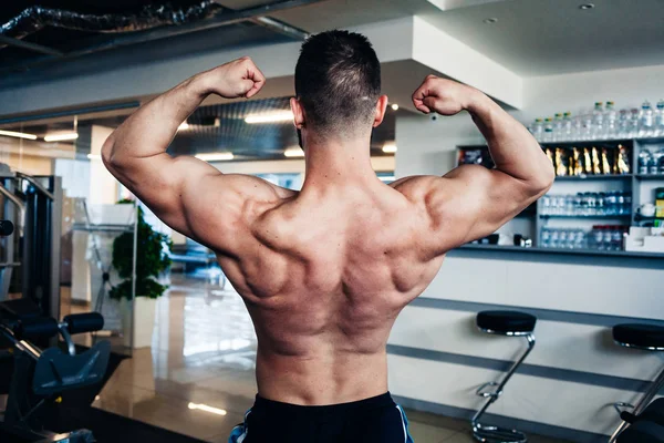 Muscular guy in the gym — Stock Photo, Image