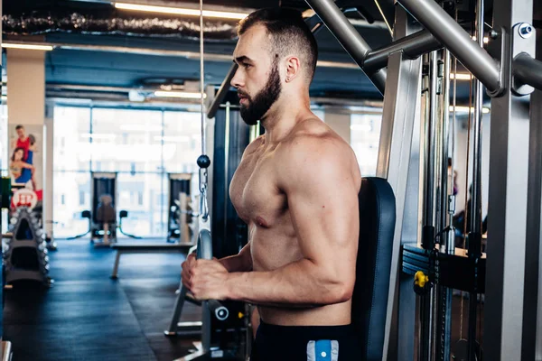 Muscular guy in the gym — Stock Photo, Image