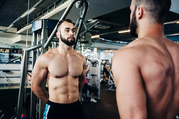 Muskulöser Kerl in der Turnhalle — Stockfoto