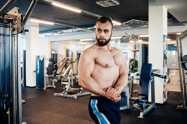 Muskularny facet w siłowni — Zdjęcie stockowe