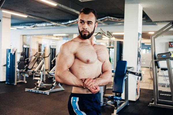 Jimnastik salonu kas adam