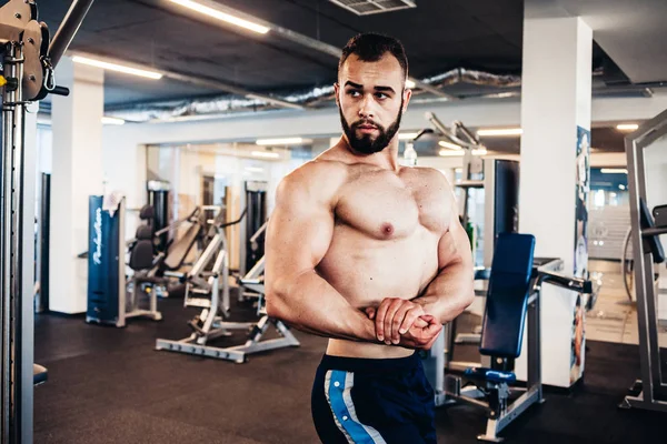 Muskulöser Kerl in der Turnhalle — Stockfoto
