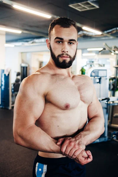 Muskulös kille i gymmet — Stockfoto