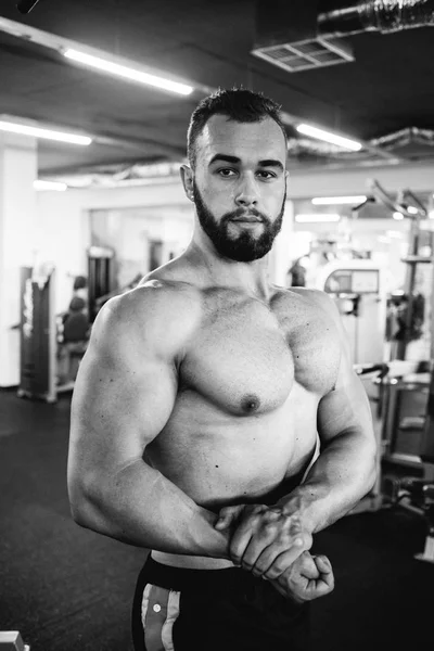 Muscular guy in the gym — Stock Photo, Image