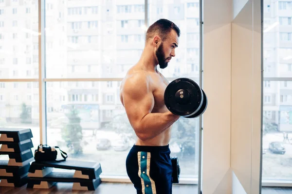 Muskulös kille i gymmet — Stockfoto