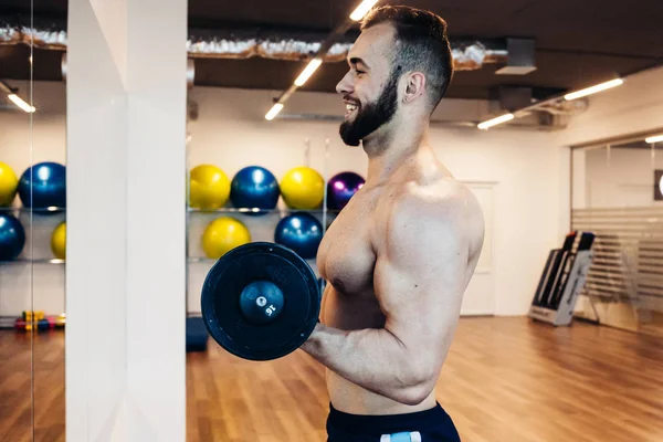 Jimnastik salonu kas adam