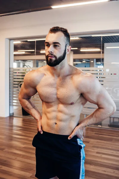 Muskulöser Kerl in der Turnhalle — Stockfoto