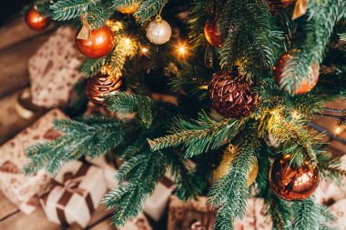 Noel hediyeleri ve için bir Noel ağacı süsleri