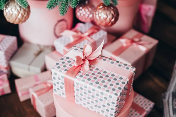 Noel hediyeleri ve için bir Noel ağacı süsleri