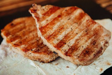 iştah açıcı ve lezzetli ızgara et yemek sebze ve otlar ile