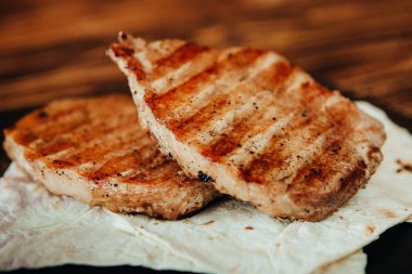 iştah açıcı ve lezzetli ızgara et yemek sebze ve otlar ile