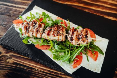 iştah açıcı ve lezzetli ızgara et yemek sebze ve otlar ile