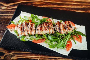 iştah açıcı ve lezzetli ızgara et yemek sebze ve otlar ile