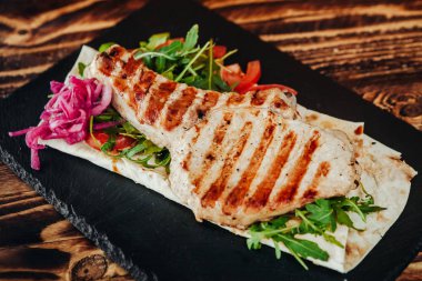 iştah açıcı ve lezzetli ızgara et yemek sebze ve otlar ile