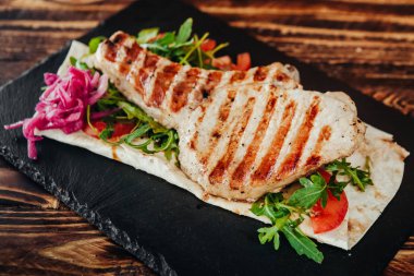 iştah açıcı ve lezzetli ızgara et yemek sebze ve otlar ile