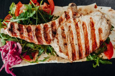 iştah açıcı ve lezzetli ızgara et yemek sebze ve otlar ile