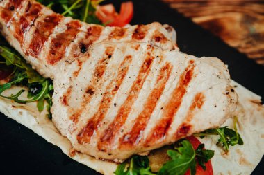 iştah açıcı ve lezzetli ızgara et yemek sebze ve otlar ile