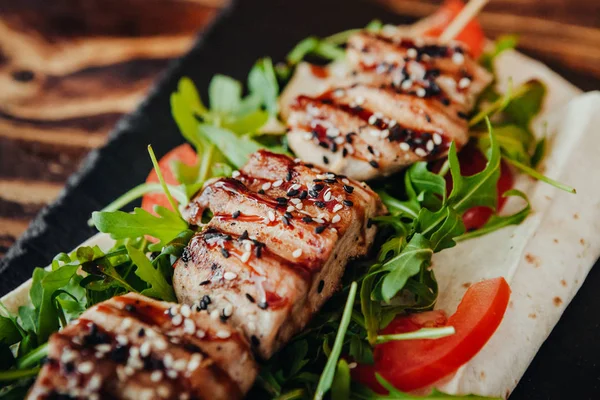 iştah açıcı ve lezzetli ızgara et yemek sebze ve otlar ile