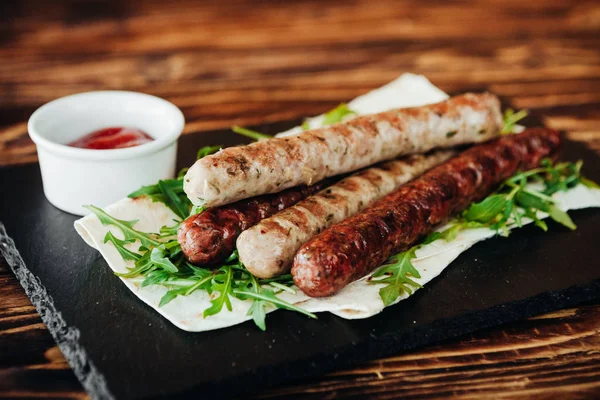 iştah açıcı ve lezzetli ızgara et yemek sebze ve otlar ile