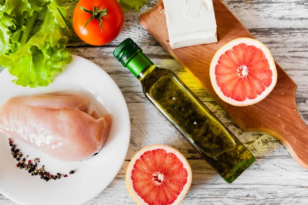 Cocinar Una Ensalada Fresca Saludable Con Pollo Toronja Queso Tomates — Foto de Stock