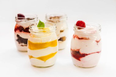 reçel ile lezzetli ve sağlıklı ev yapımı yoğurt