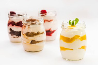 reçel ile lezzetli ve sağlıklı ev yapımı yoğurt