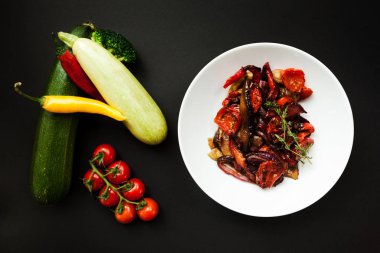 Restoran yemek ile tahıl haşlanmış sebze