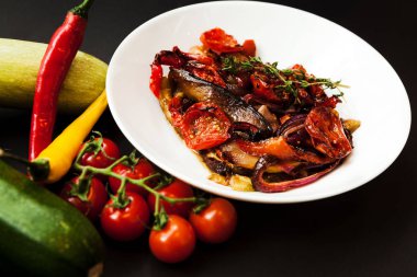 Restoran yemek ile tahıl haşlanmış sebze