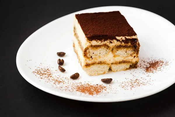 güzel ev tatlı meyve ve fındık ile