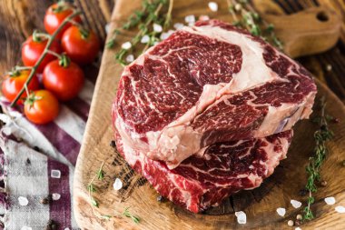 Restoranda taze, pahalı biftek.