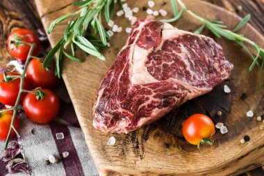 Restoranda taze, pahalı biftek.