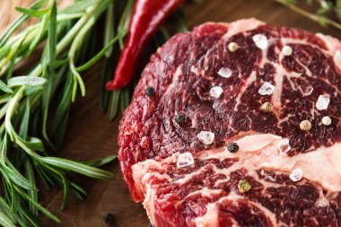 Restoranda taze, pahalı biftek.