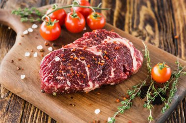 Restoranda taze, pahalı biftek.