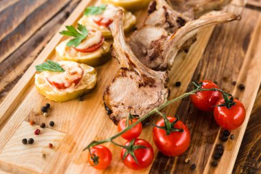 Restoranda taze, pahalı biftek.