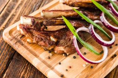 Restoranda taze, pahalı biftek.