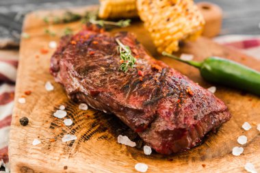 Restoranda taze, pahalı biftek.