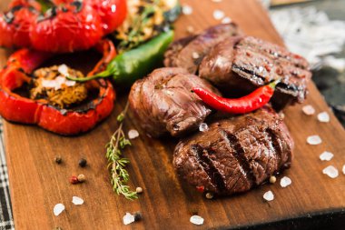 Restoranda taze, pahalı biftek.