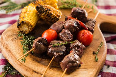 Restoranda taze, pahalı biftek.