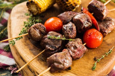 Restoranda taze, pahalı biftek.