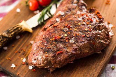 Restoranda taze, pahalı biftek.