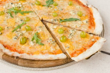 Etli, peynirli ve mantarlı lezzetli pizza.