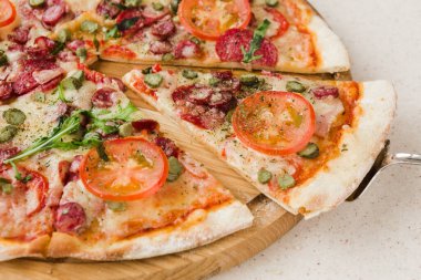 Etli, peynirli ve mantarlı lezzetli pizza.