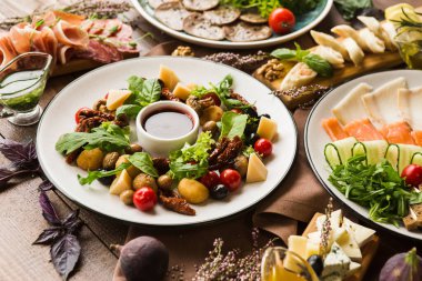 Ulusal Gürcistan Ermeni ve Azerbaycan mutfağından çeşitli restoran yemekleri