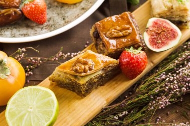 Ulusal Gürcistan Ermeni ve Azerbaycan mutfağından çeşitli restoran yemekleri