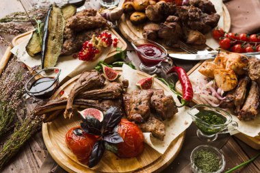 Ulusal Gürcistan Ermeni ve Azerbaycan mutfağından çeşitli restoran yemekleri