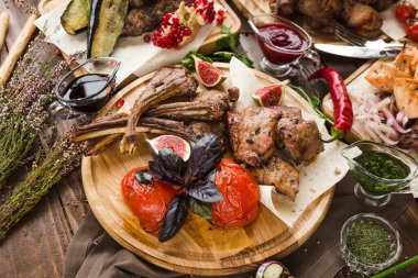 Ulusal Gürcistan Ermeni ve Azerbaycan mutfağından çeşitli restoran yemekleri