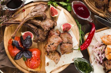 Ulusal Gürcistan Ermeni ve Azerbaycan mutfağından çeşitli restoran yemekleri