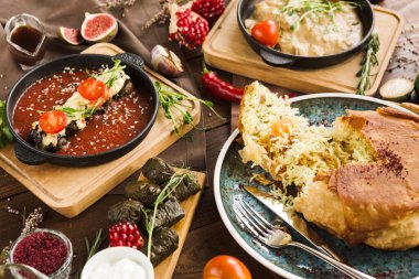 Ulusal Gürcistan Ermeni ve Azerbaycan mutfağından çeşitli restoran yemekleri